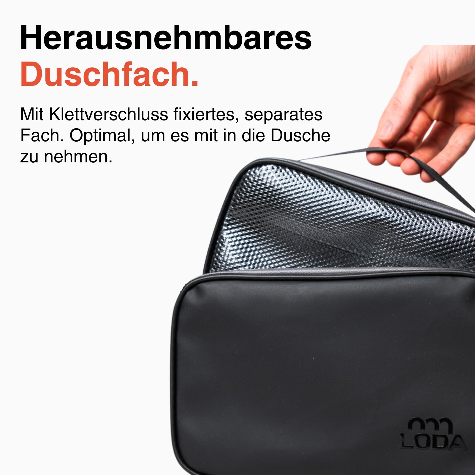 Eine Person zieht ein silbernes, herausnehmbares Duschfach mit Klettverschluss aus dem LODA Kulturbeutel von LODA sports.