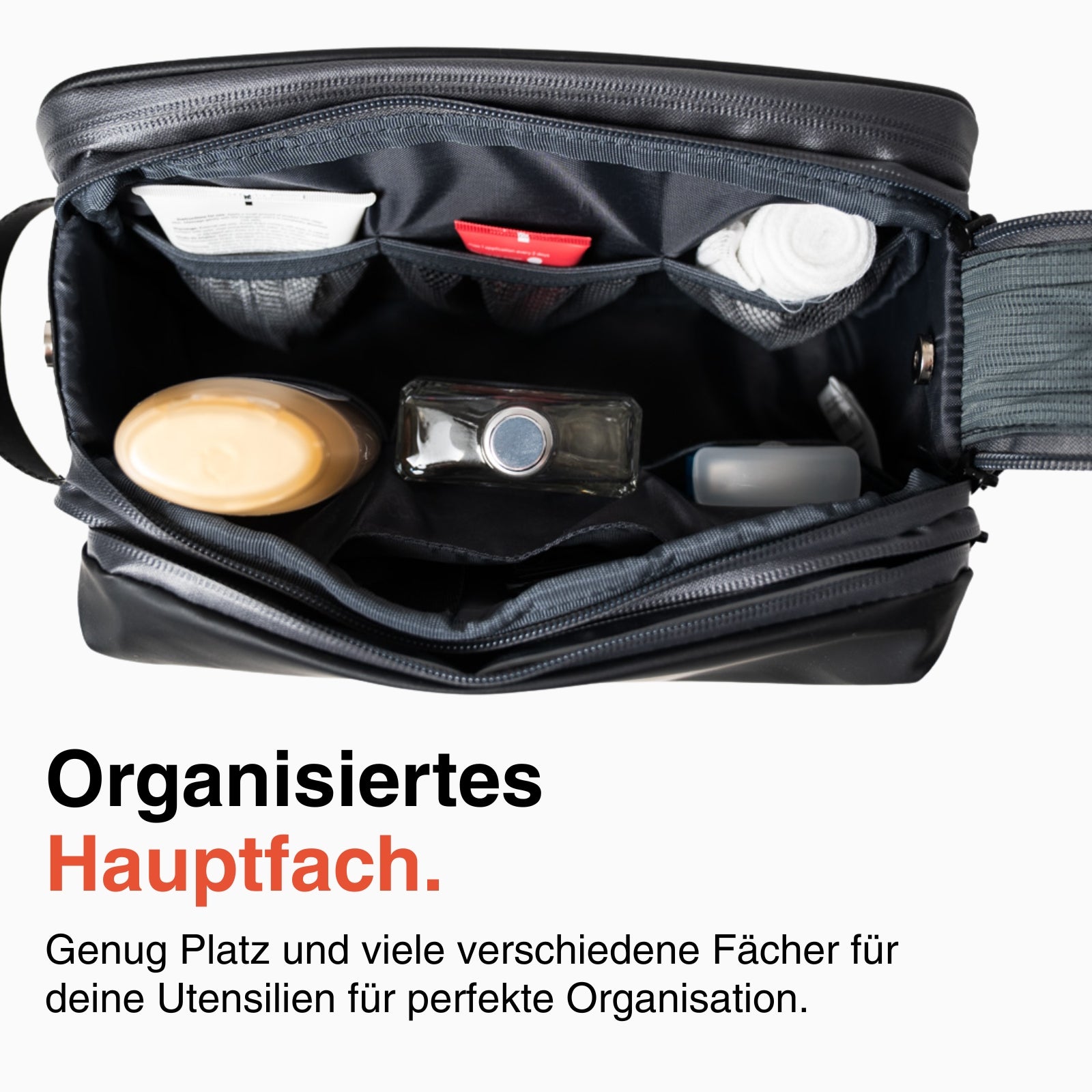 Der LODA Kulturbeutel von LODA sports ist ein offener Kulturbeutel mit übersichtlichen Fächern für Flaschen und Körperpflegeartikel.