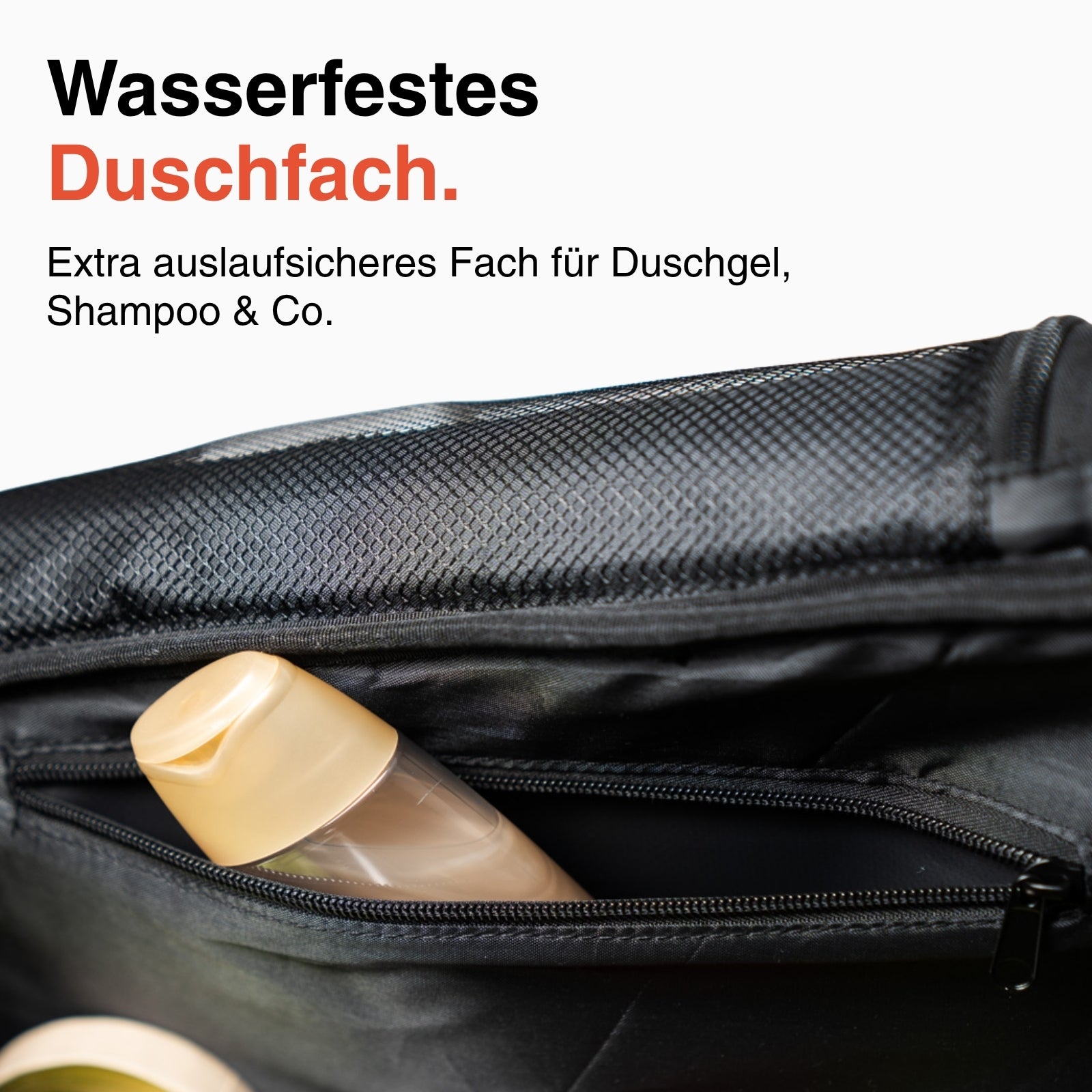 Nahaufnahme des wasserdichten Duschfachs im LODA sports LODA Racket Pro, hier mit einer Shampooflasche im Inneren - ideal, um das Nötigste zu verstauen.