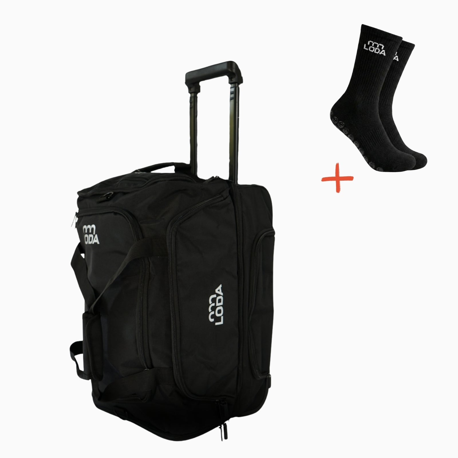LODA Sports LODA Trolley 50L und Performance-Socken-Set, bestehend aus einer schwarzen Reisetasche mit Rollen und dem LODA-Logo sowie einem Paar schwarzer Socken und einem roten Pluszeichen.