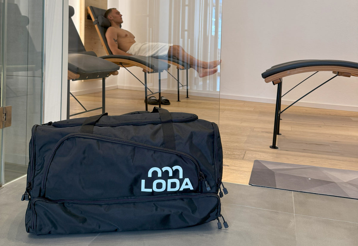 LODA Sporttasche im Ruheraum einer Sauna, dahinter ein Mann auf einer Liege