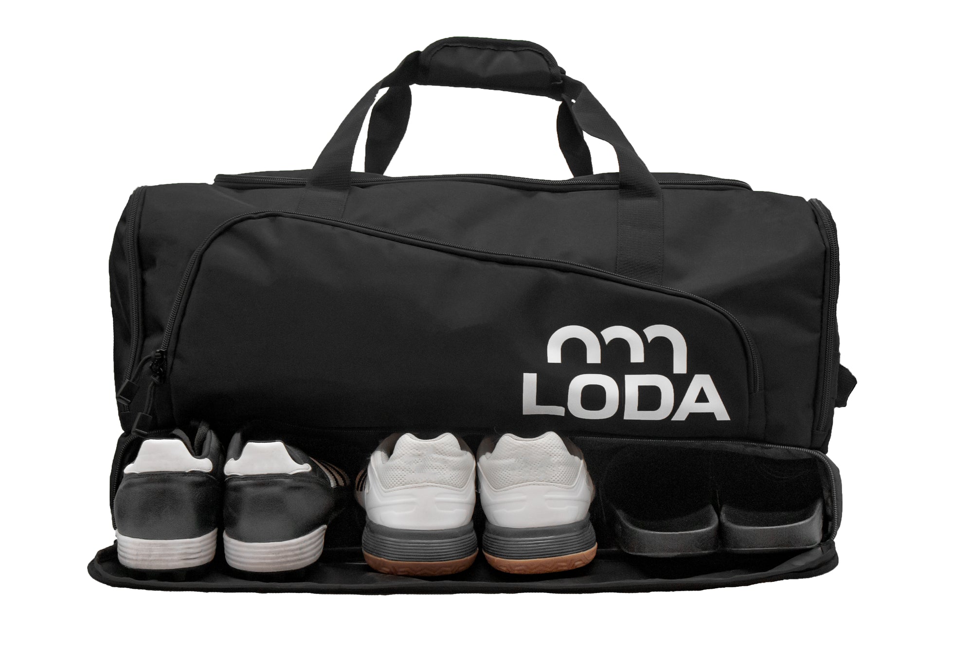 Schwarze Sporttasche mit drei Paar Schuhen in einem Reißverschlussfach, Logo LODA sichtbar.