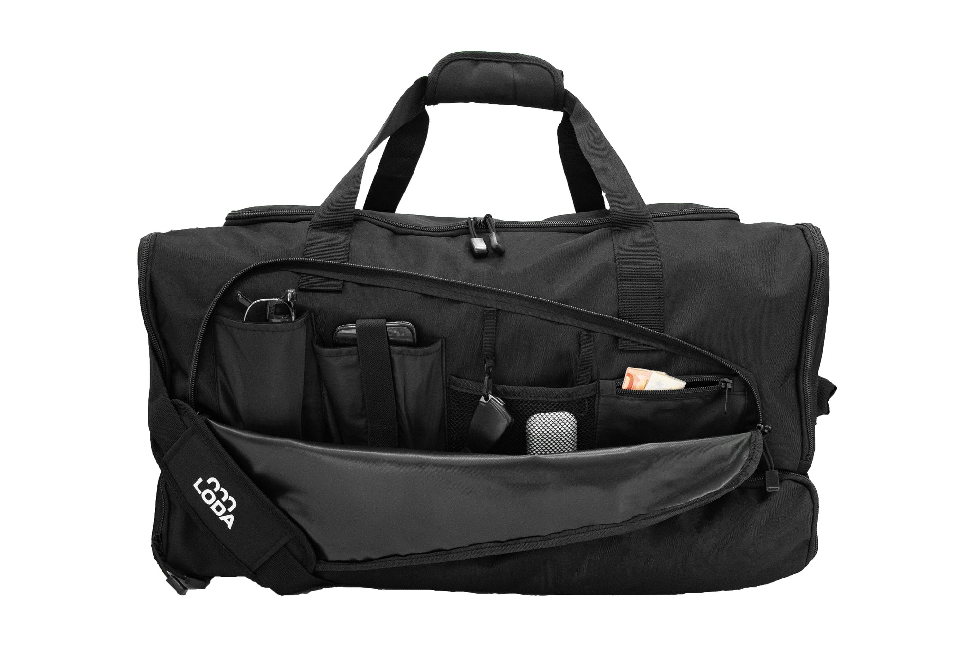 Ein schwarzer Seesack mit geöffneter Vordertasche, die den Blick auf organisierte Fächer und Gegenstände im Inneren freigibt.