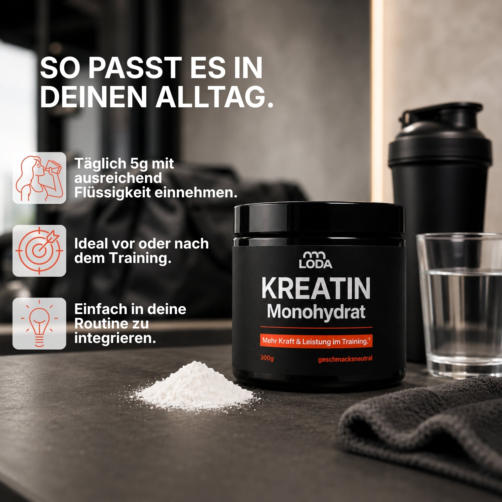 Eine Dose LODA sports LODA Kreatin Monohydrat auf einem Tisch mit einem Shaker, einem Handtuch, einem Glas Wasser und Anwendungshinweisen in deutscher Sprache.
