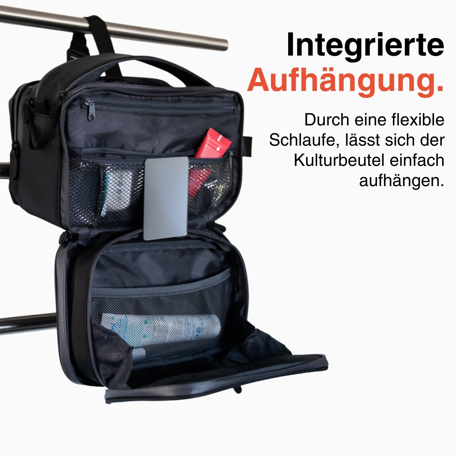 Der LODA Kulturbeutel von LODA sports hängt offen an einer Stange und zeigt seinen organisierten Inhalt übersichtlich in Netztaschen aufbewahrt.