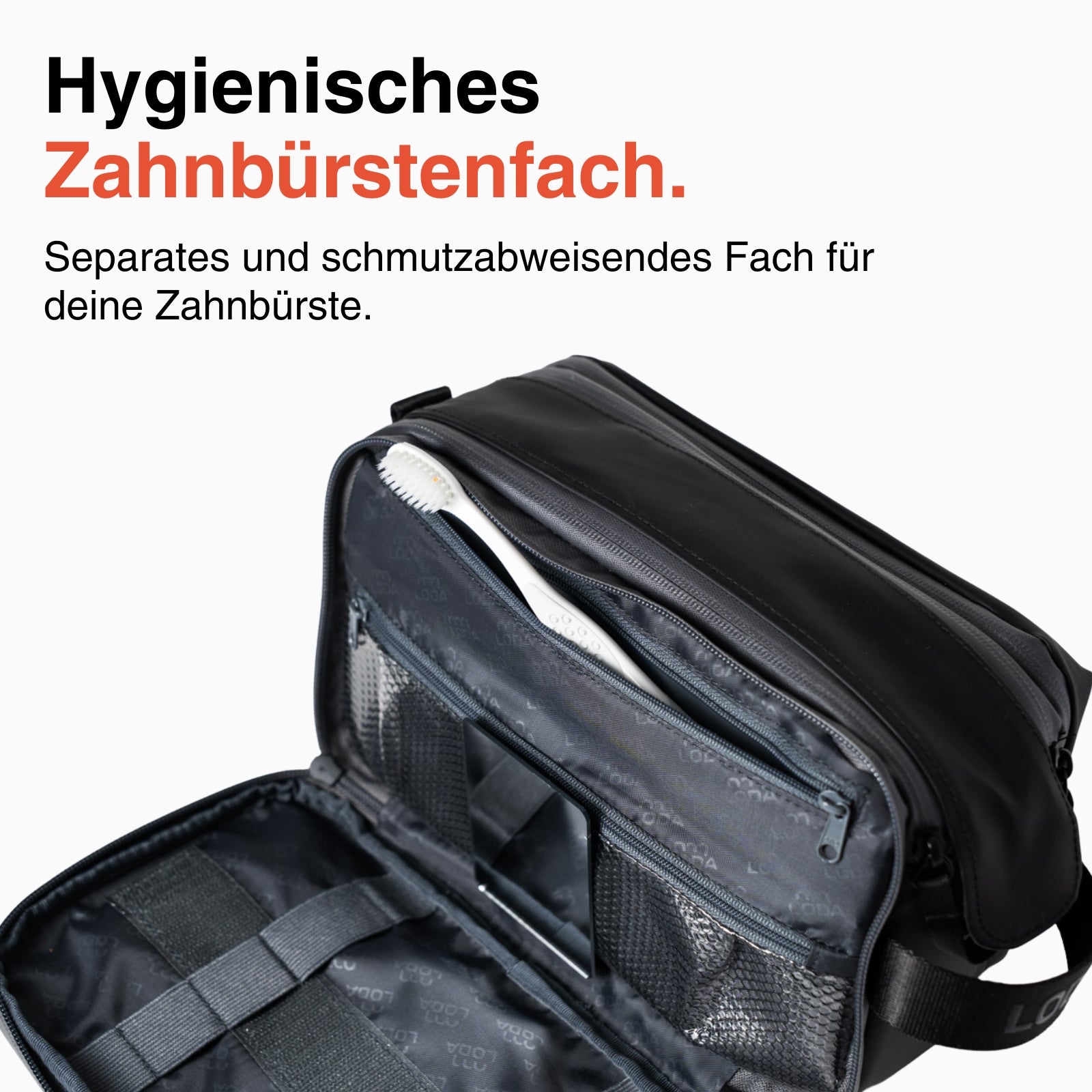 Der LODA Kulturbeutel von LODA sports ist ein offener schwarzer Kulturbeutel mit einem separaten, abwischbaren Zahnbürstenfach, Netztaschen und einer sichtbaren Zahnbürste im Inneren.