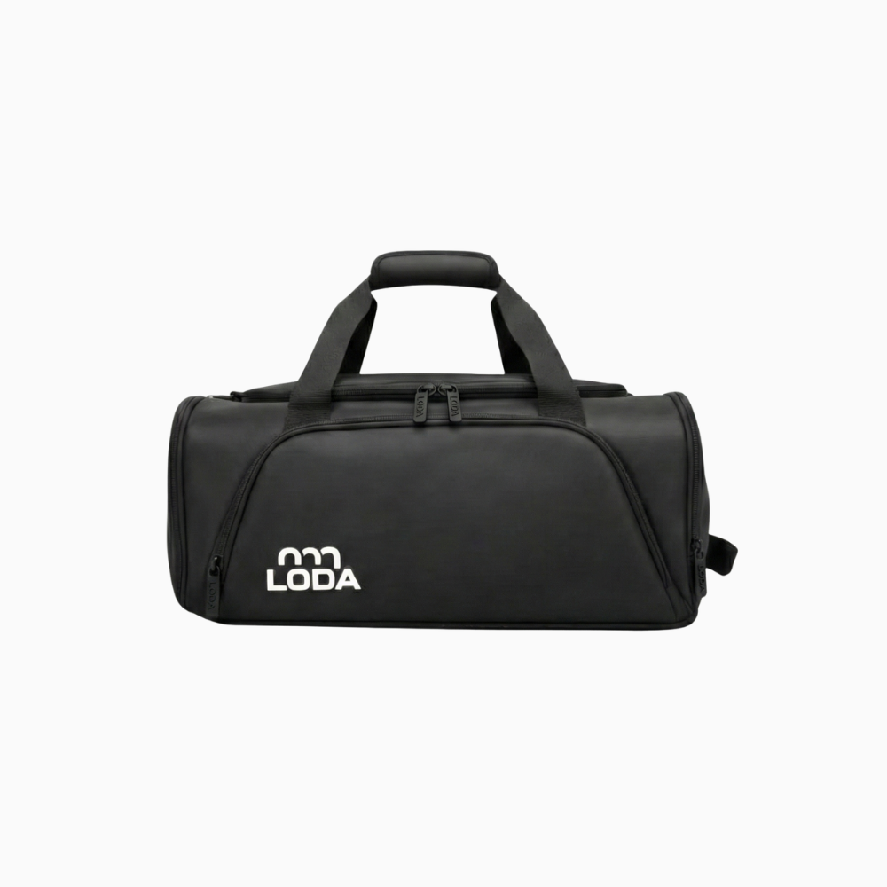Der schwarze Seesack LODA sports LODA mini hat Griffe und eine Seitentasche auf weißem Grund.