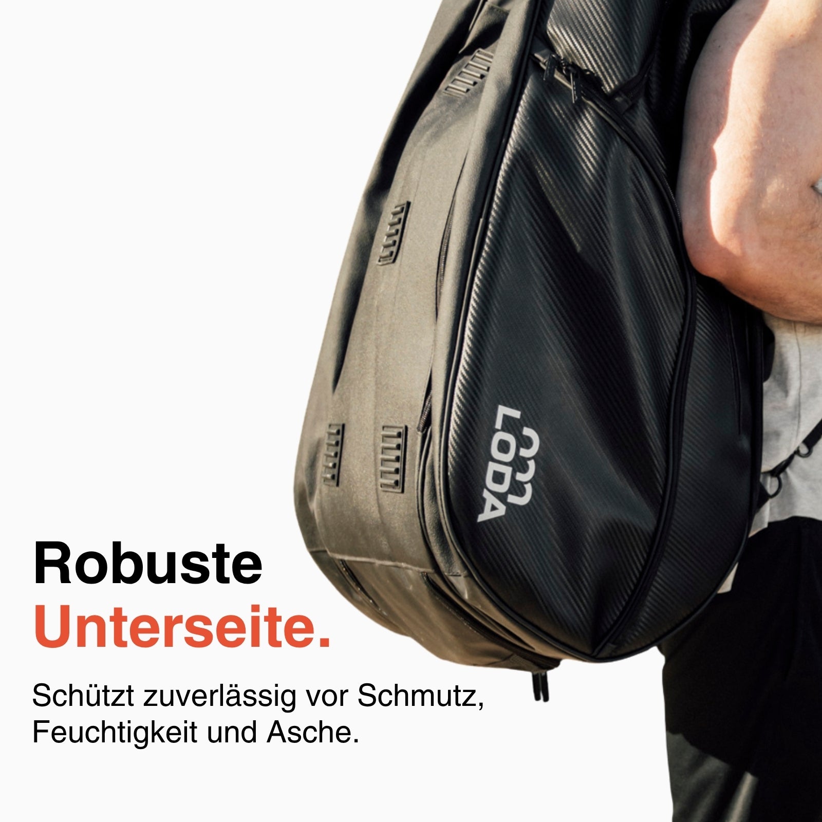 Nahaufnahme einer schwarzen LODA sports LODA Racket Pro Tennistasche mit Rucksackfunktion, getragen auf einer Schulter. Der deutsche Text hebt die Haltbarkeit hervor.