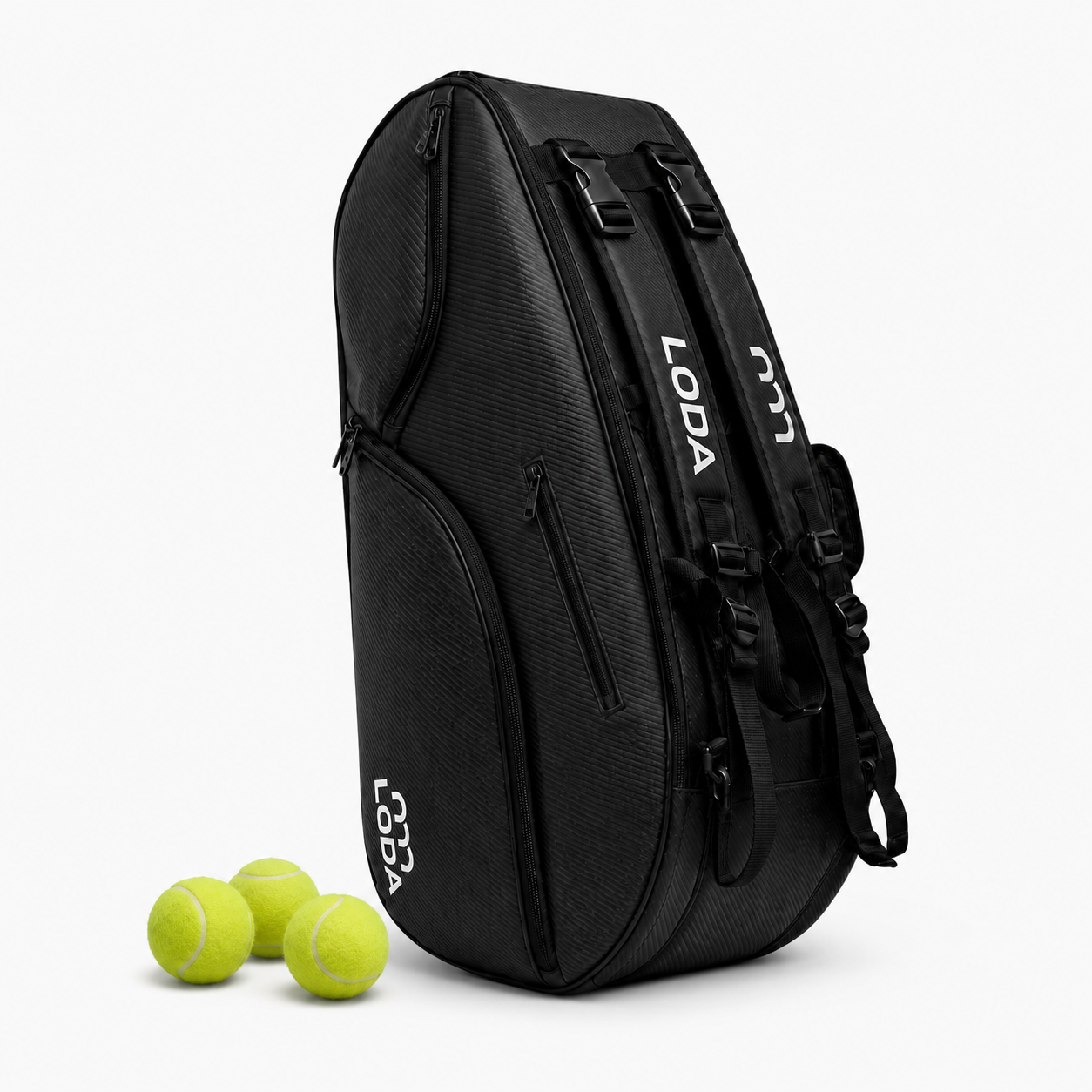 Der schwarze LODA sports LODA Racket Pro mit Rucksackfunktion steht aufrecht neben drei gelben Tennisbällen auf weißem Hintergrund.